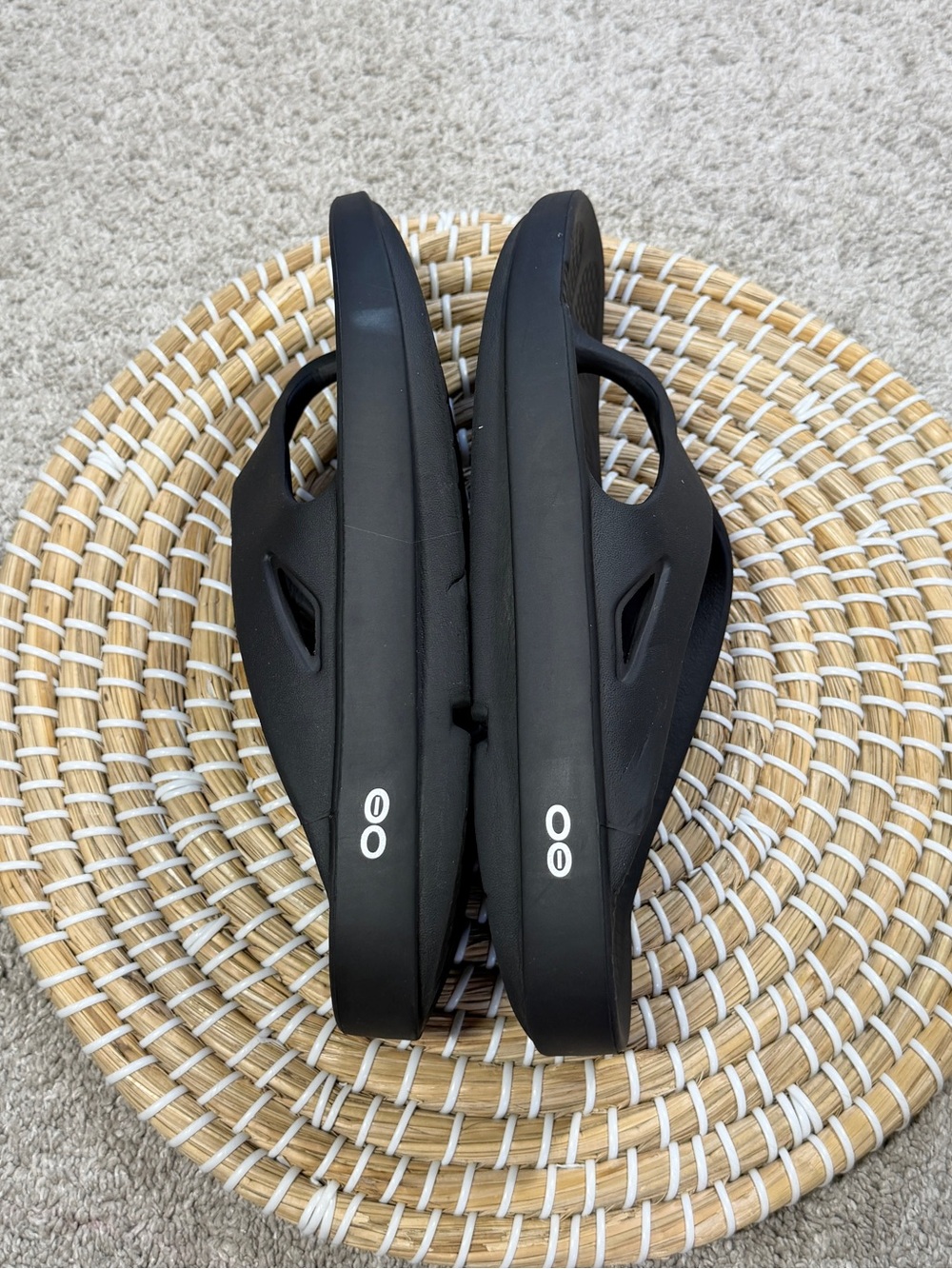 OOFOS Women’s OOriginal Recovery Lightweight Thong Flip Flop Sandals in Black 10 - Picture 9 of 13
